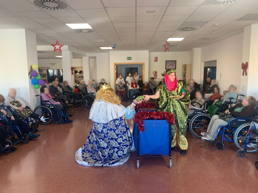 Los Reyes Magos llenan de ilusión el Centro de Mayores Joaquín Rosillo
