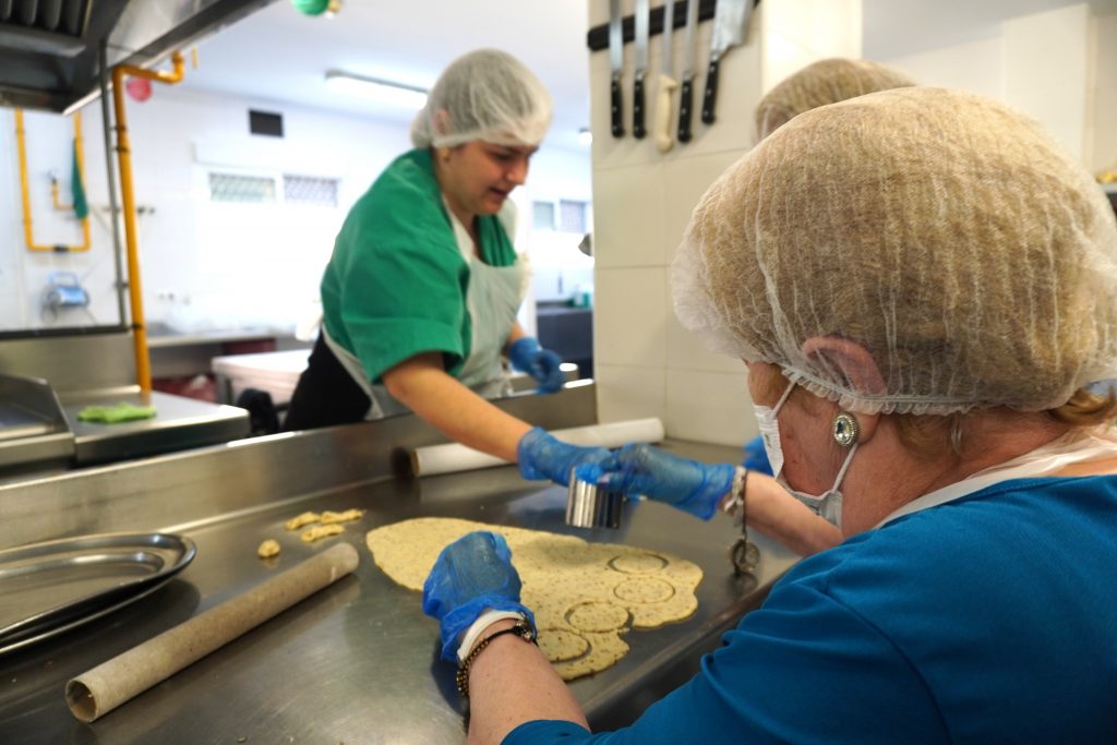 Elaboración artesanal de pestiños como una tradición que permanece